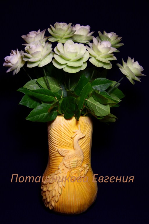  107 Ваза из тыквы "Жар-птица" с розами из зеленой редьки