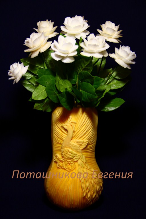 108 Ваза из тыквы "Жар-птица" с розами из дайкона
