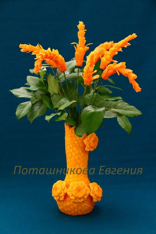 109 Ваза из тыквы с цветами из моркови