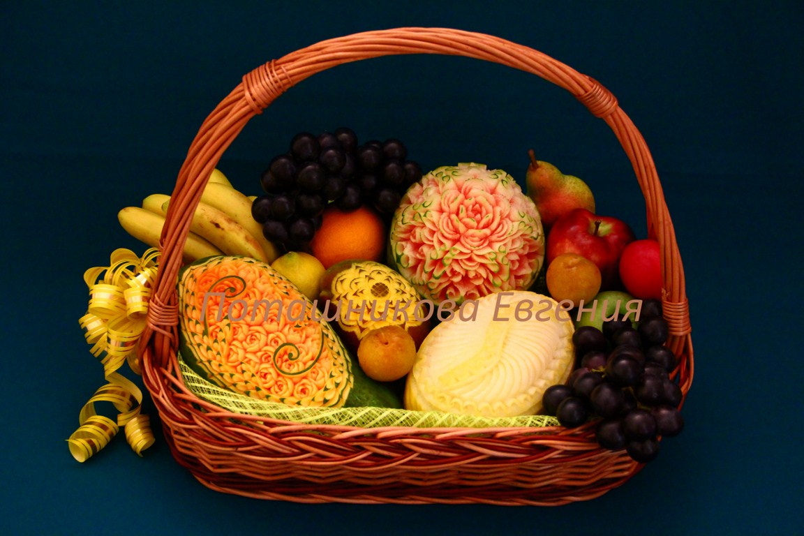 125 Корзина с фруктами праздничная 