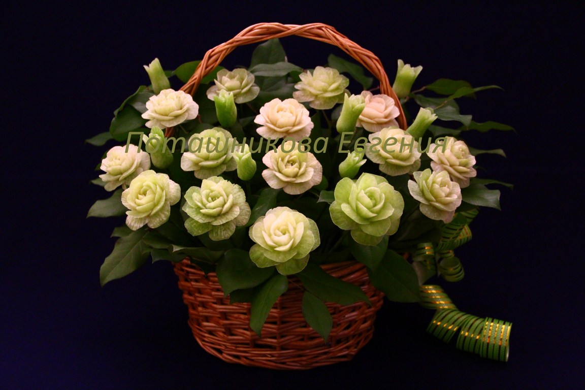 145 Корзина с розами из зеленой редьки "Комплимент"  