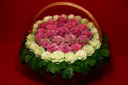 125 Корзина с розами из китайской и зеленой редьки "Королевский подарок" 
