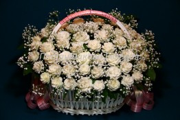 131 Корзина с розами из дайкона "Белое кружево"  
