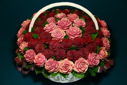 137 Корзина с розами из свеклы и китайской редьки "Вальс цветов" 
