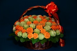 138 Корзина с розами из моркови и зеленой редьки "Акварель" 