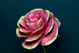 117 Роза из китайской редьки с розовой сердцевиной
